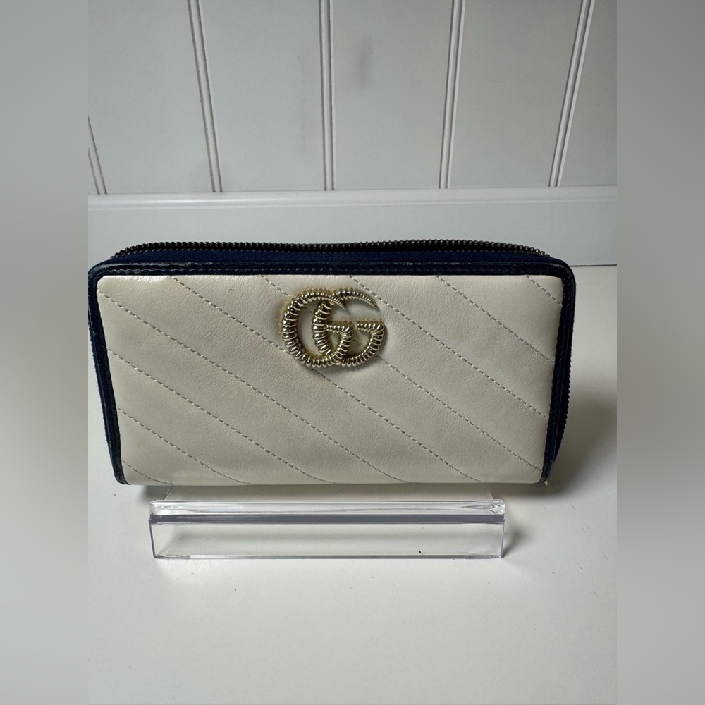 Gucci Women’s Round Long GG Marmont White and Navy Wallet
